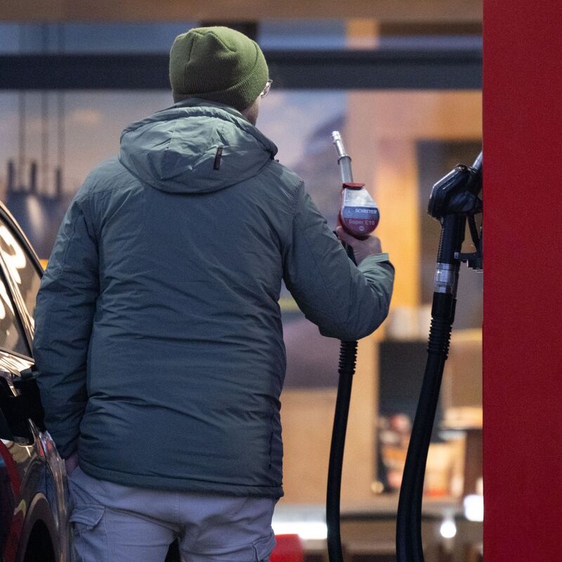 Die Preise an der Tankstelle steigen.  - Foto: Sebastian Kahnert/dpa