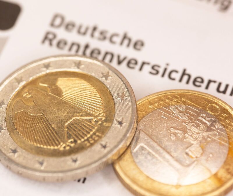Die Renten steigen spürbar. (Symbolbild) - Foto: Fernando Gutierrez-Juarez/dpa