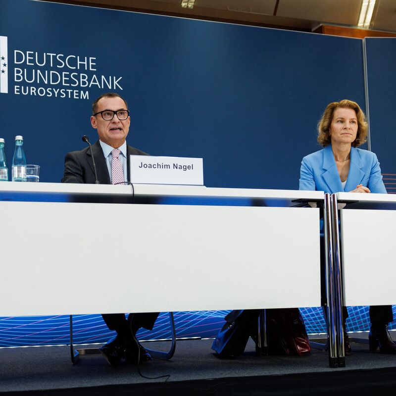 Bundesbank-Präsident Nagel und Vizepräsidentin Sabine Mauderer stellen die Bilanz vor. - Foto: Hannes P. Albert/dpa