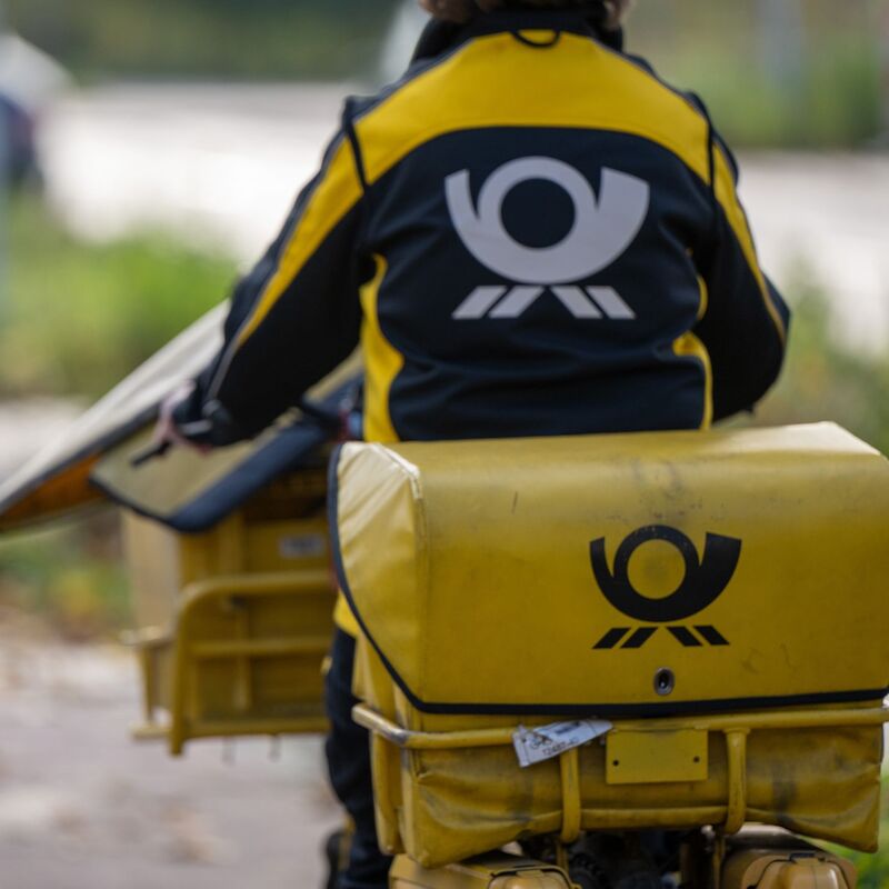 Briefe auf dem Weg zum Briefkasten - es werden immer weniger. - Foto: Monika Skolimowska/dpa