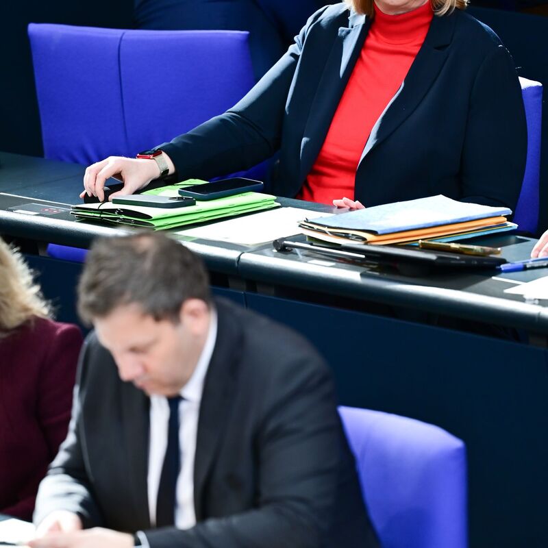 Arbeitsministerin Bärbel Bas hört - hinter Finanzminister Lars Klingbeil (beide SPD) - bei der Debatte zu ihrer Bürgergeld-Reform zu.  - Foto: Sebastian Christoph Gollnow/dpa