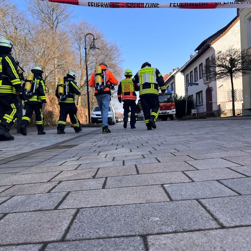 In Horn-Bad Meinberg strömte natürliches Kohlendioxid aus dem Boden. Zwei Menschen wurden bewusstlos, konnten aber gerettet werden. - Foto: Jan Strüßmann/Freiwillige Feuerwehr Horn-Bad Meinberg/dpa