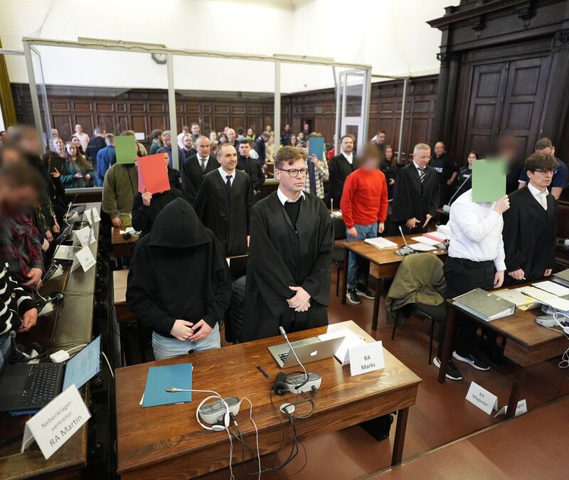 Weil die Angeklagten zum Tatzeitpunkt teils noch minderjährig waren, wurde die   Öffentlichkeit vom Prozess ausgeschlossen. - Foto: Marcus Brandt/Pool dpa/dpa