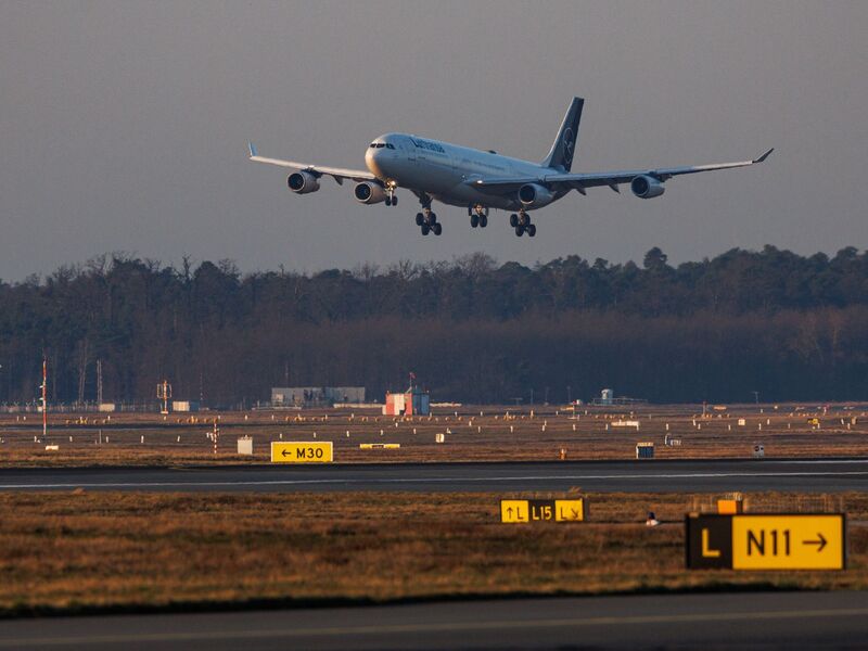 Am Morgen landete am Frankfurter Flughafen die erste Evakuierungsmaschine im Auftrag der Bundesregierung. - Foto: Hannes P Albert/dpa/dpa-tmn