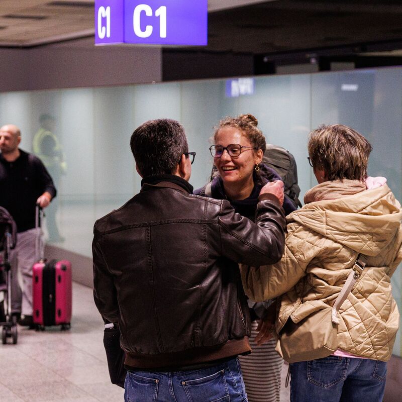 Francesca Mati? und ihre Eltern vielen sich am Frankfurter Flughafen in die Arme. - Foto: Hannes P. Albert/dpa