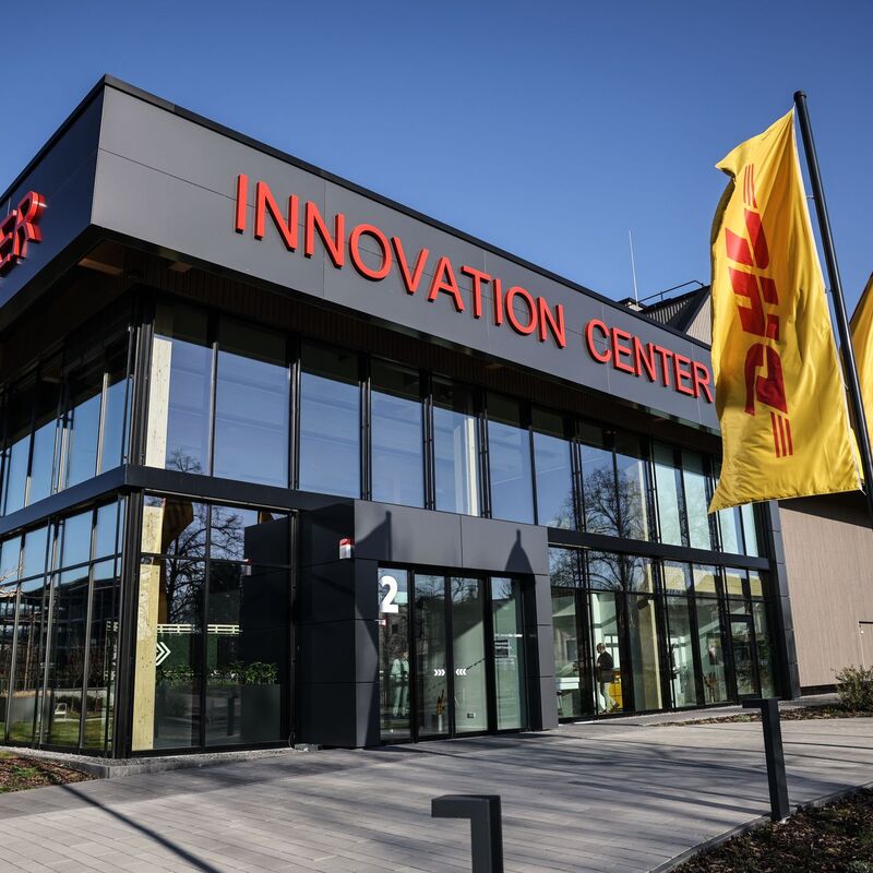 Das Post-Management stellte die Jahreszahlen in seinem neuen Innovationszentrum in Troisdorf bei Bonn vor. - Foto: Oliver Berg/dpa