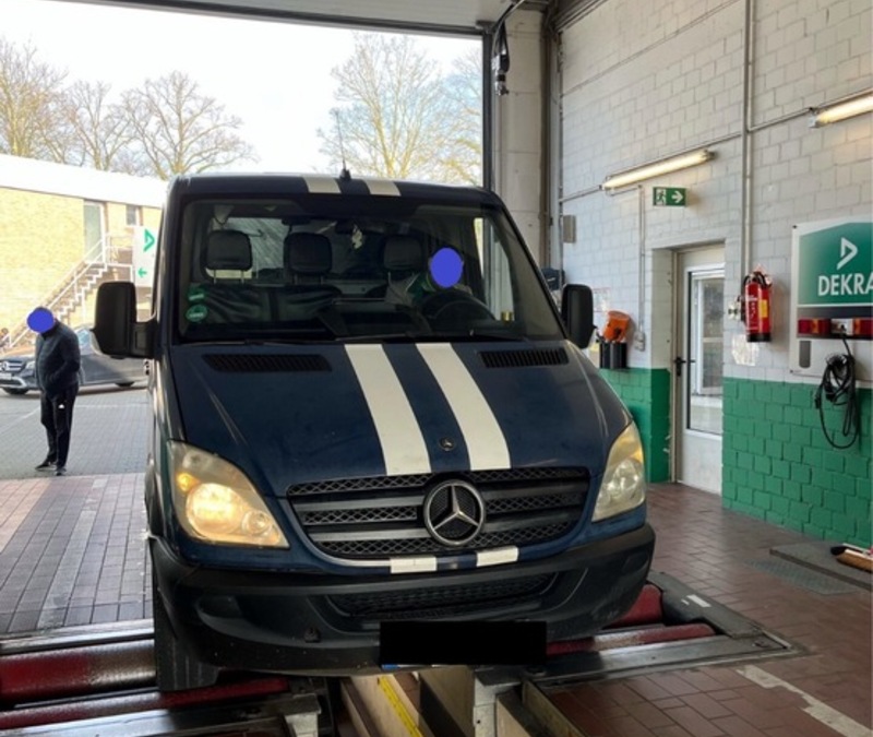 POL-D: Rheurdt - A40 - Parkplatz Neufelder Heide - Kooperative Schwerpunktkontrollen - Über hunderte Fahrzeuge und Personen kontrolliert - Foto: presseportal.de