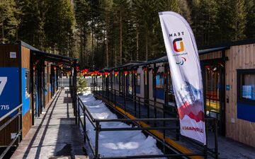 Das olympische Dorf in Cortina.  - Foto: Philipp von Ditfurth/dpa