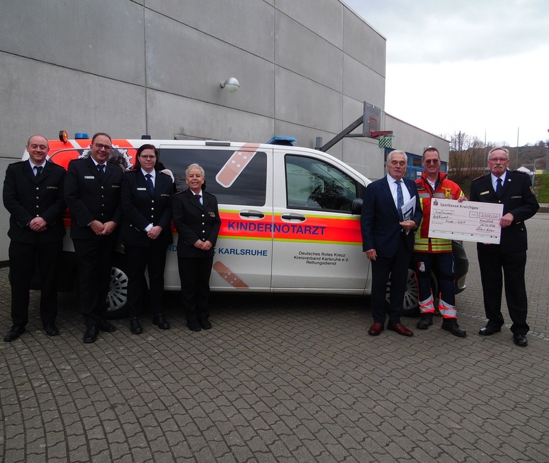 FW-KA: Kreisfeuerwehrverband Karlsruhe übergibt Spende für das Kindernotarztfahrzeug an den DRK-Kreisverein Karlsruhe - Foto: presseportal.de