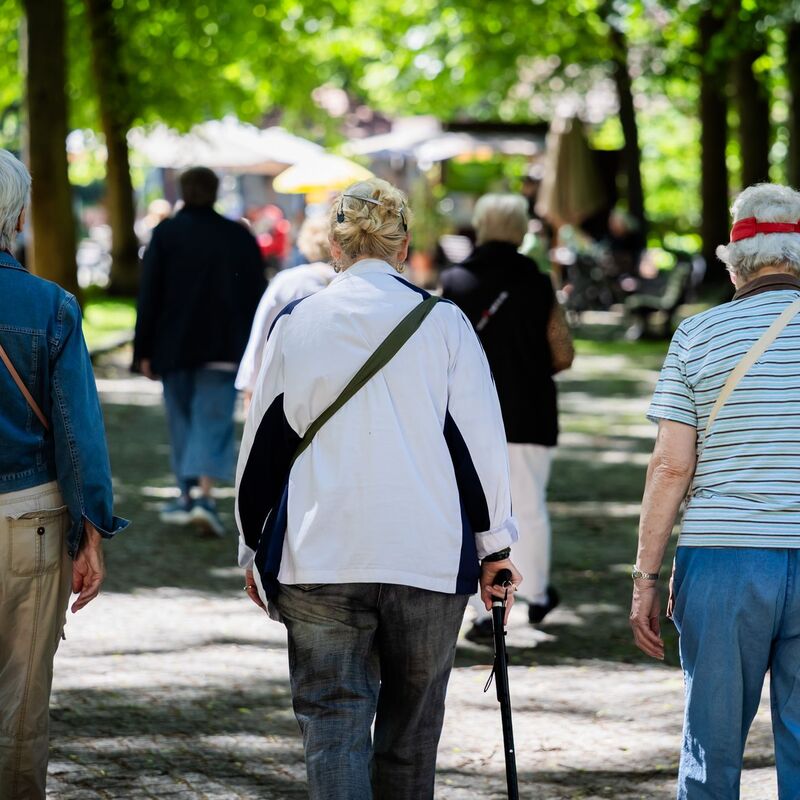 Seniorinnen und Senioren erhalten höhere Bezüge. (Symbolbild) - Foto: Christoph Soeder/dpa