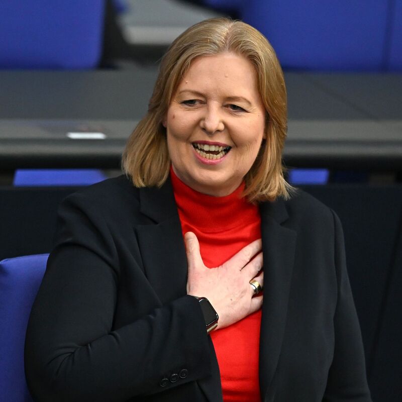Arbeitsministerin Bärbel Bas - hier im Bundestag - freut sich über die Rentenerhöhung.  - Foto: Elisa Schu/dpa