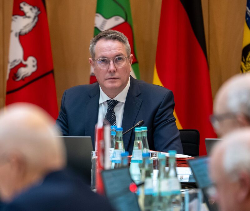 Dem Thema Sicherheit müsse bei der Finanzierung des ÖPNV viel Raum eingeräumt werden, sagte Ministerpräsident Schweitzer.  - Foto: Michael Kappeler/dpa