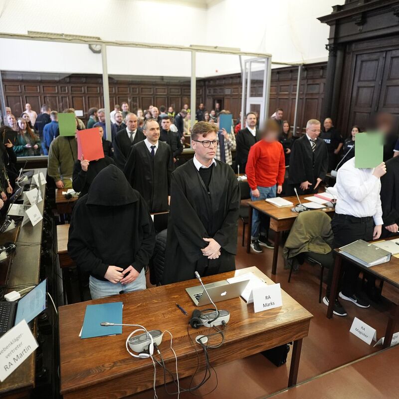 Acht Angeklagte müssen sich vor dem Staatsschutzsenat des Hanseatischen Oberlandesgerichts verantworten.   - Foto: Marcus Brandt/Pool dpa/dpa