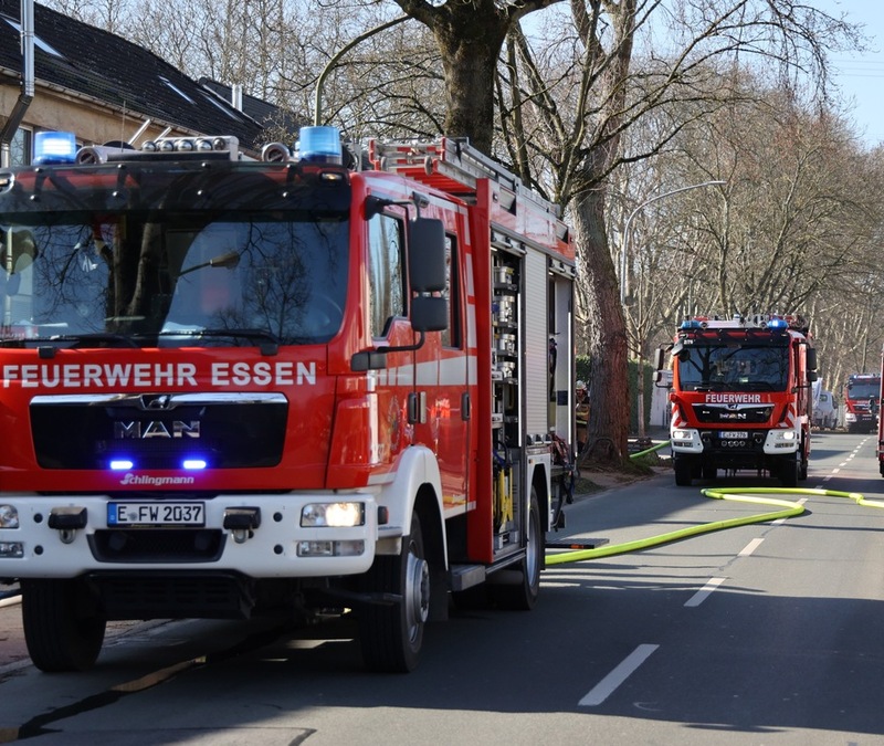 FW-E: Brand einer Gartenlaube im Hinterhof - Feuerwehr verhindert Brandausbreitung - Foto: presseportal.de