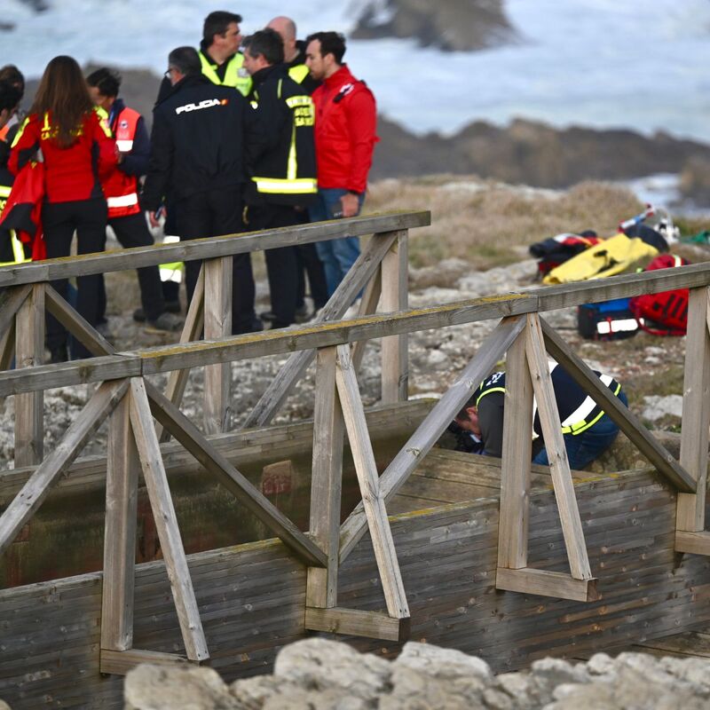 Zwei Tage nach dem Einsturz eines Holzstegs an der Küste der spanischen Region Kantabrien ist die letzte Vermisste tot gefunden worden. Die Zahl der Todesopfer des Unglücks vom Dienstag steigt damit auf sechs. Nur eine Frau überlebte. - Foto: Nacho Cubero/EUROPA PRESS/dpa