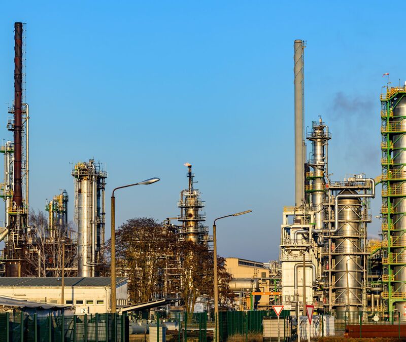 Erleichterung bei der Ölraffinerie PCK im Nordosten Brandenburgs: Die deutschen Rosneft-Töchter sind dauerhaft von den US-Ölsanktionen ausgenommen. (Archivbild) - Foto: Patrick Pleul/dpa