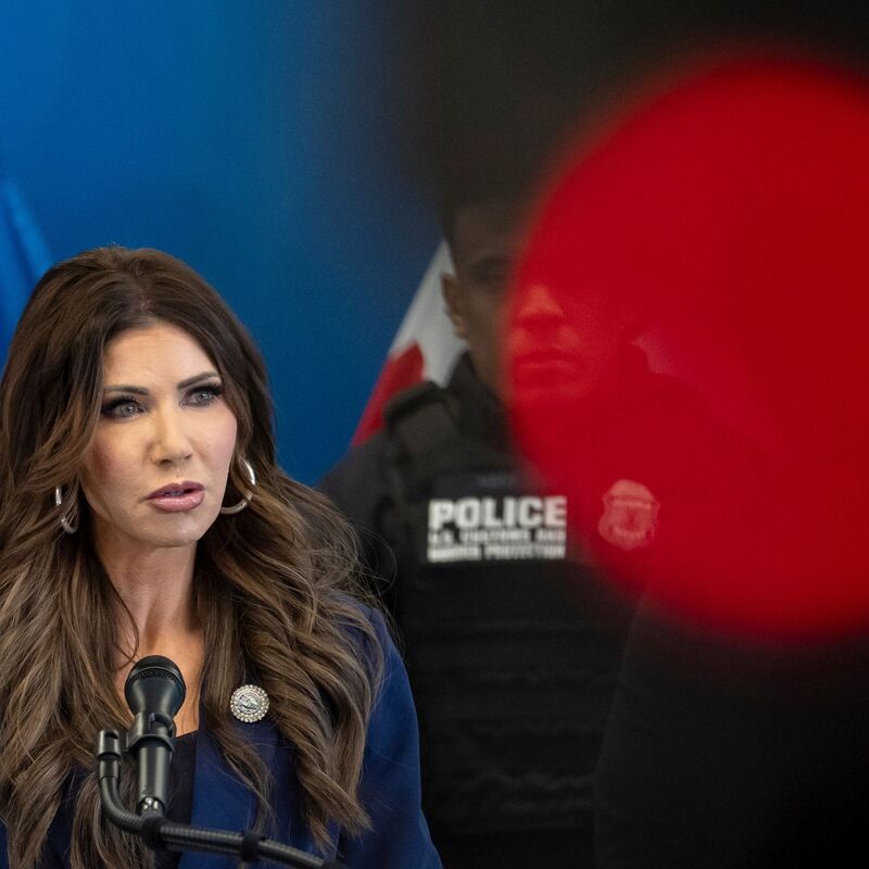 Als erste Ministerin der aktuellen Trump-Regierung muss US-Heimatschutzministerin Kristi Noem gehen. (Archivfoto) - Foto: Yuki Iwamura/AP/dpa