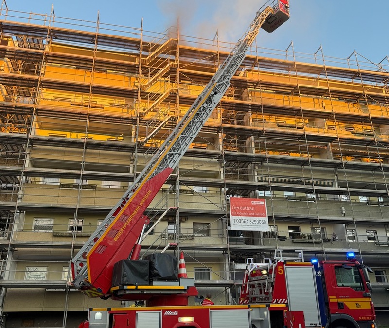 FW Dresden: Wohnungsbrand in Mehrfamilienhaus - einige Wohnungen nicht mehr bewohnbar - Foto: presseportal.de