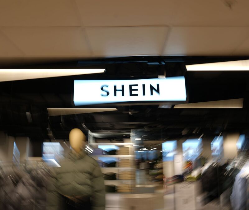 Für wenige Euro kann man bei Shein Kleidung shoppen. Die Umweltorganisation Greenpeace sieht jedoch Gefahren.  - Foto: Aurelien Morissard/AP/dpa