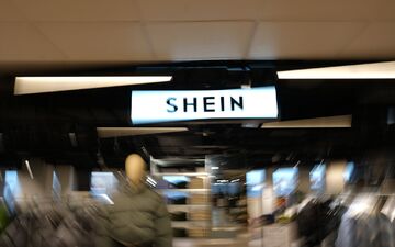 Für wenige Euro kann man bei Shein Kleidung shoppen. Die Umweltorganisation Greenpeace sieht jedoch Gefahren.  - Foto: Aurelien Morissard/AP/dpa