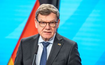  Die Bundesregierung will nach drei Sonderflügen aus dem Oman auch aus der saudischen Hauptstadt Riad in der Nahost-Region gestrandete Deutsche in die Heimat zurückbringen. Das kündigte Außenminister Johann Wadephul (CDU) an. - Foto: Michael Kappeler/dpa