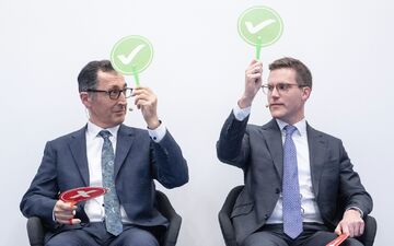 Wer hat am Ende die Nase vorne? Zwischen Grünen-Spitzenkandidat Cem Özdemir und CDU-Frontmann Manuel Hagel zeichnet sich wenige Tage vor der Landtagswahl in Baden-Württemberg ein enges Rennen ab. (Archivbild) - Foto: Marijan Murat/dpa