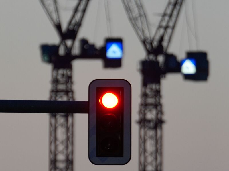 Steht die Ampel für die Konjunktur weiter auf rot? - Foto: Soeren Stache/dpa