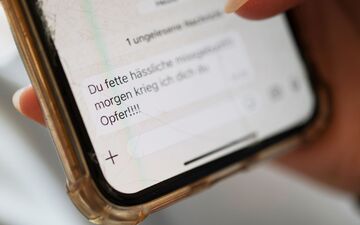 Vor allem Frauen und junge Menschen sind von Cybermobbing und Cyberstalking betroffen. (Symbolbild) - Foto: Marijan Murat/dpa