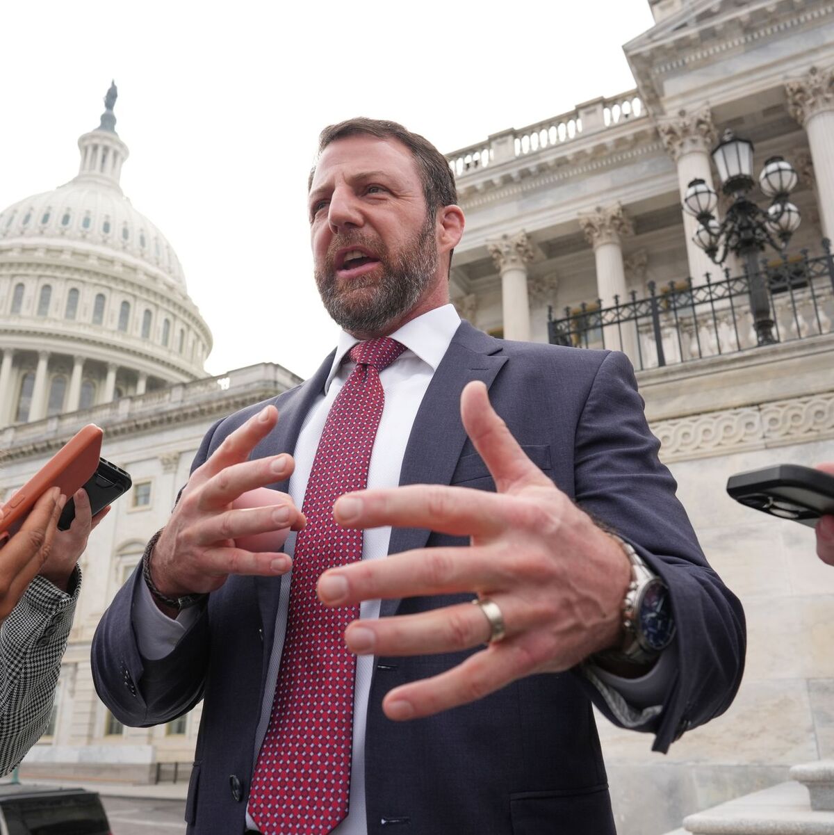 Senator Markwayne Mullin soll nach Willen Trumps künftig das Heimatschutzministerium leiten. - Foto: J. Scott Applewhite/AP/dpa