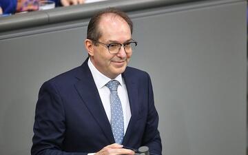 Dobrindt plant 3,5 Milliarden Mehrkosten für Beamte pro Jahr