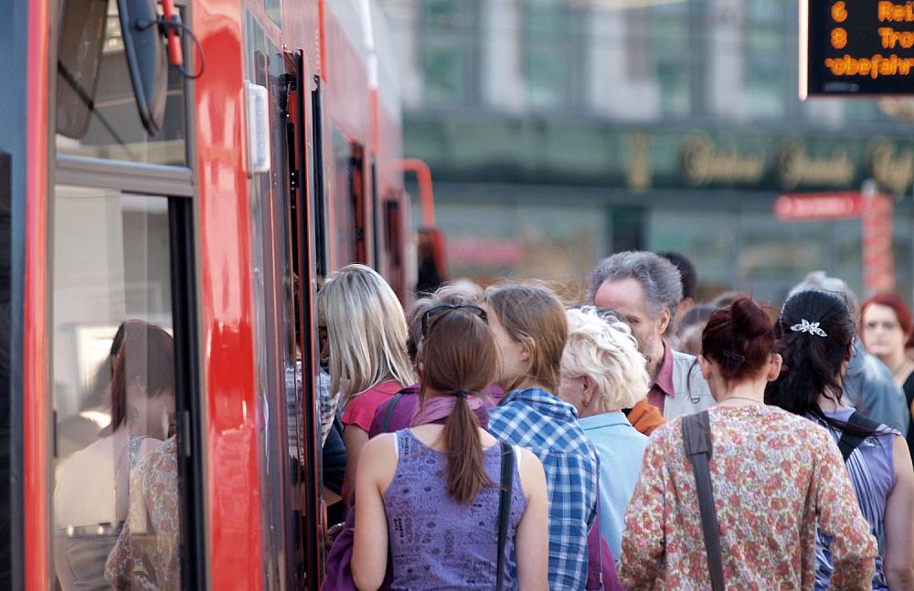 Fahrgäste in einer Straßenbahn (Archiv)