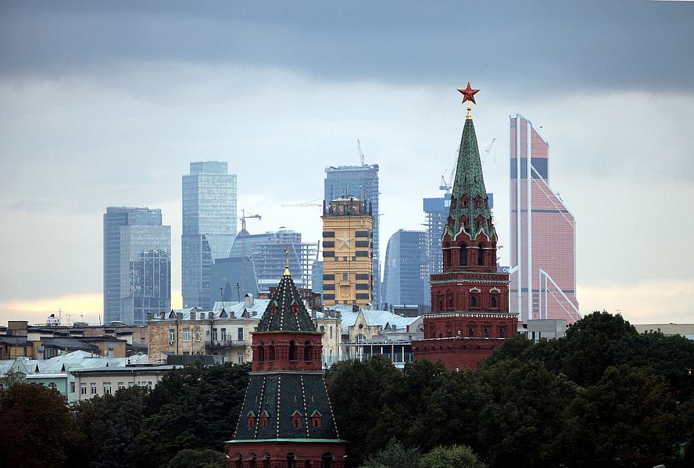 Turm des Kreml in Moskau mit dem Moskauer Bankenviertel im Hintergrund (Archiv)