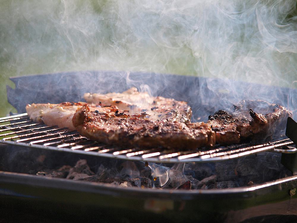 Steak auf einem Grill (Archiv)