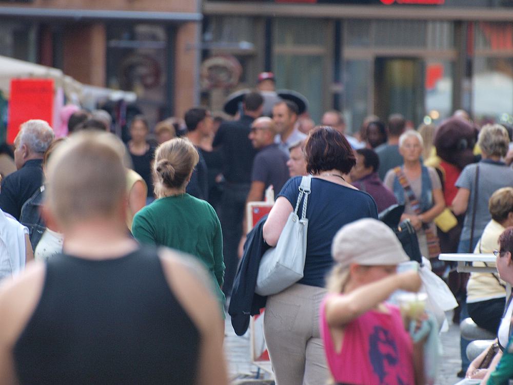 Menschen in einer FuÃŸgÃ¤ngerzone