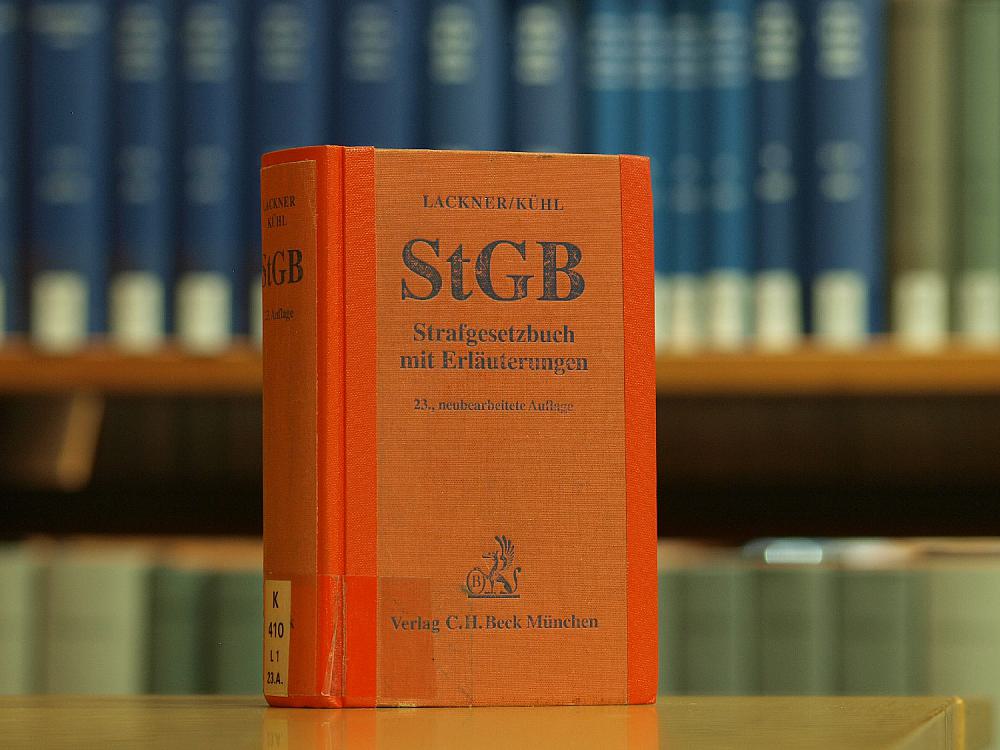Das Strafgesetzbuch in einer Bibliothek (Archiv)