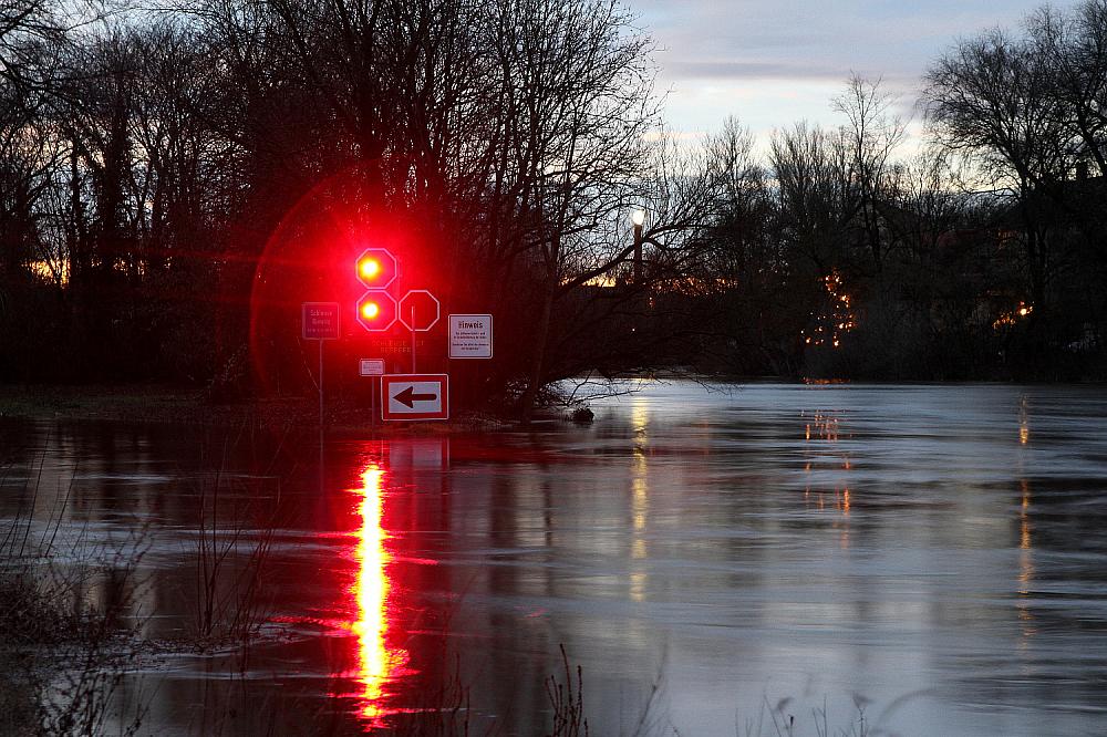 Durchfahrtsverbot an einem Fluss (Archiv)