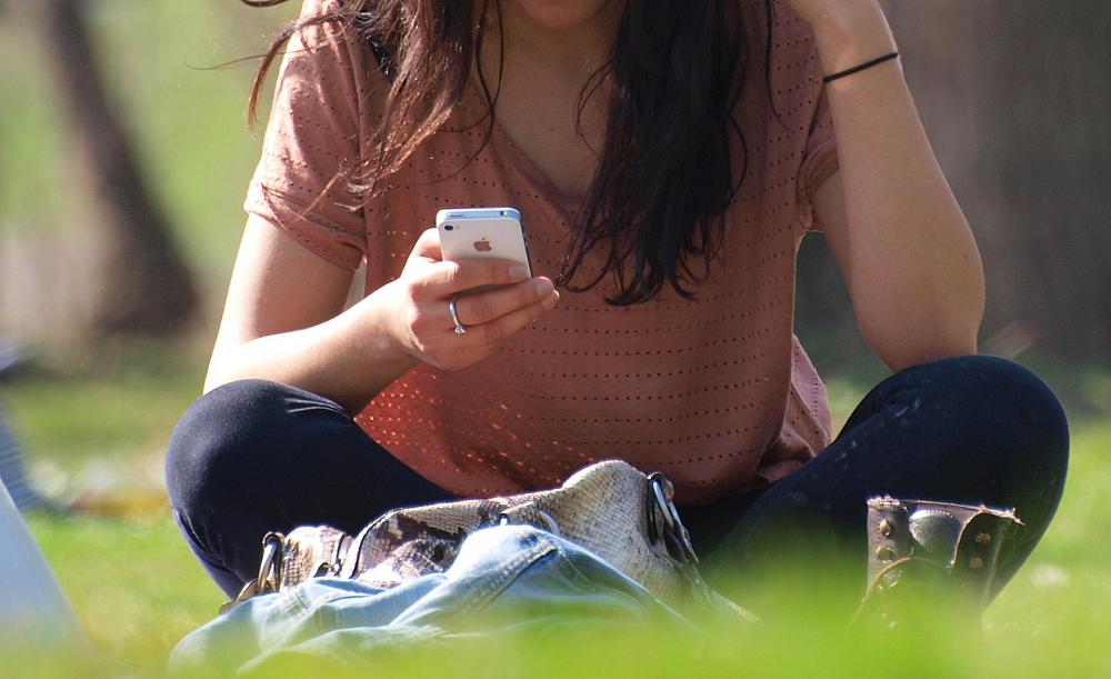 Smartphone-Nutzerin (Archiv)