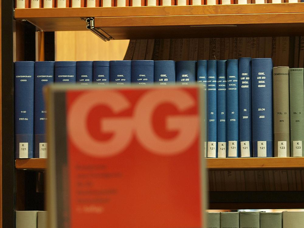 Ausgabe des Grundgesetzes in einer Bibliothek (Archiv)