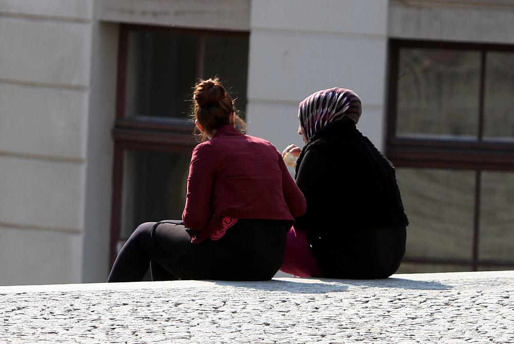 Frau mit Kopftuch und Frau ohne Kopftuch (Archiv)