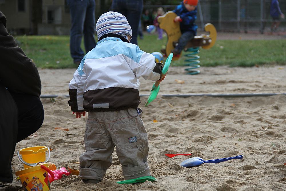 Kleinkind auf Spielplatz (Archiv)