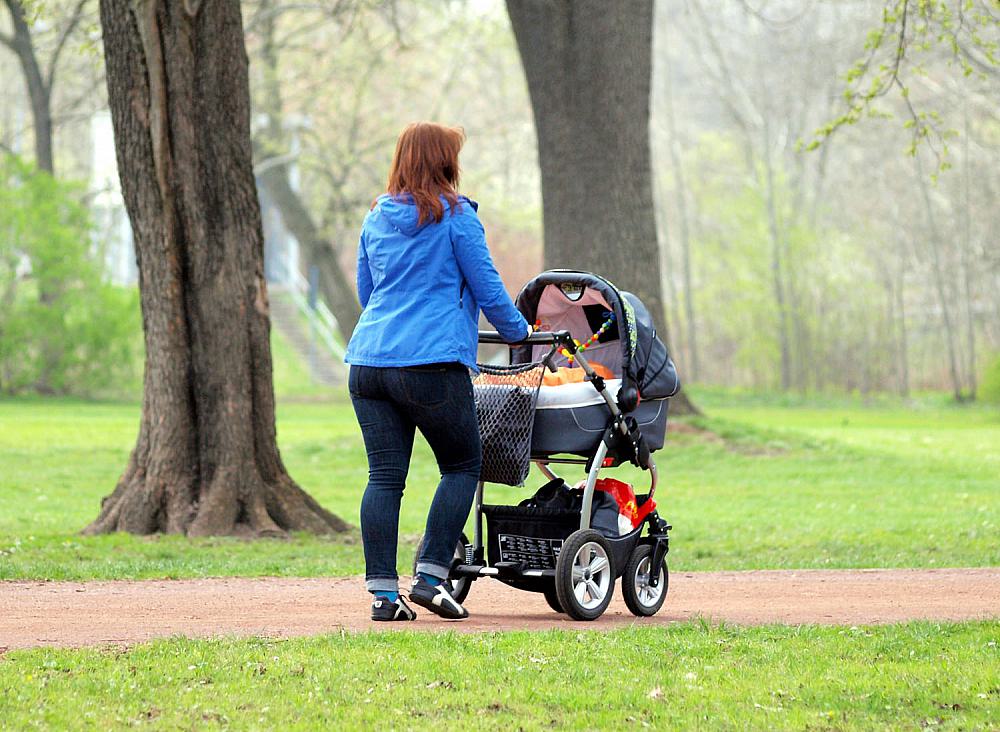 Mutter mit Kinderwagen (Archiv)