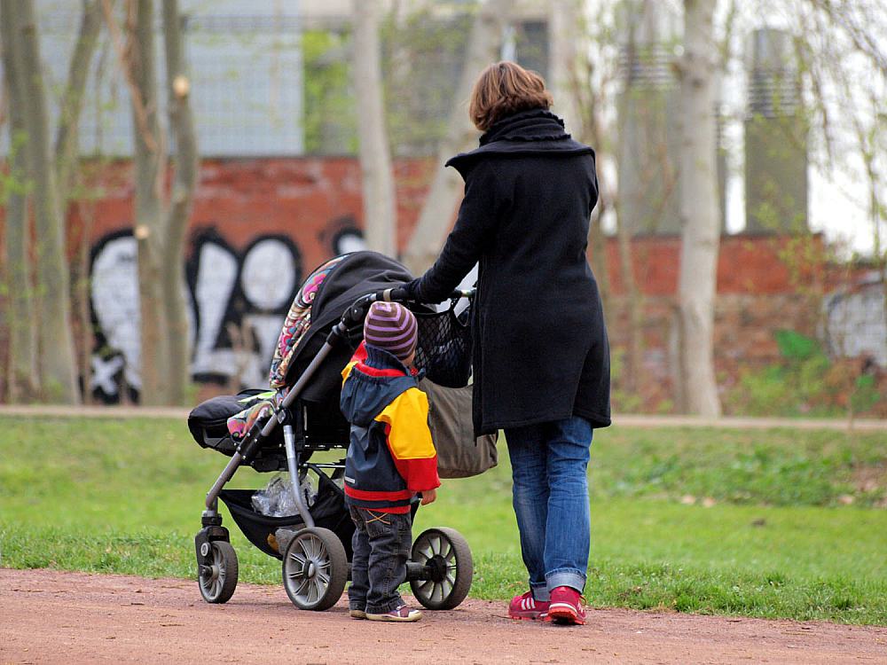 Mutter mit Kinderwagen