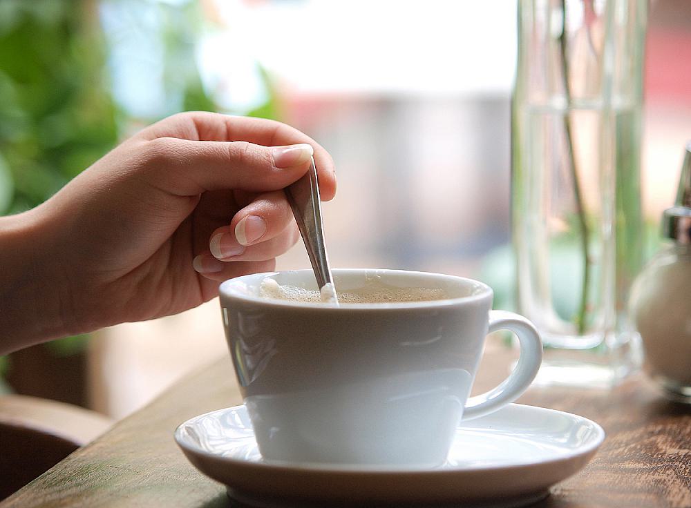 Eine Tasse Kaffee in einem Café (Archiv)