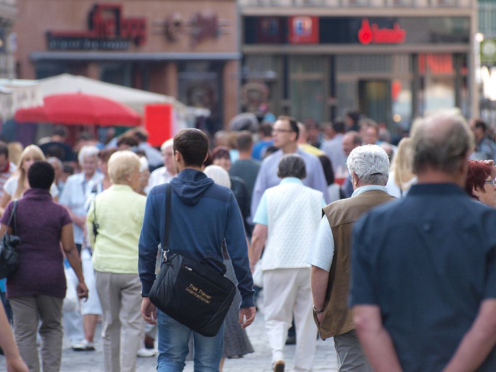 Menschen in einer Fußgängerzone (Archiv)