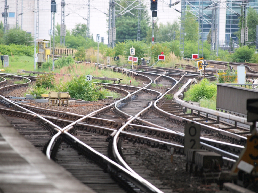 Schienen am Bahnsteig