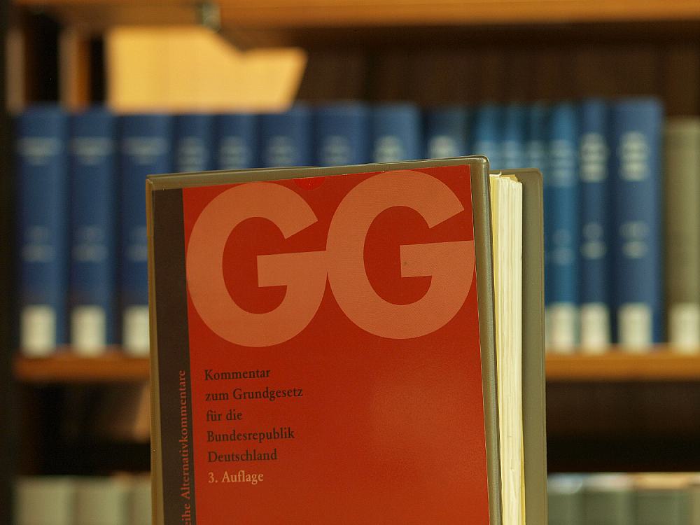 Ausgabe des Grundgesetzes in einer Bibliothek (Archiv)