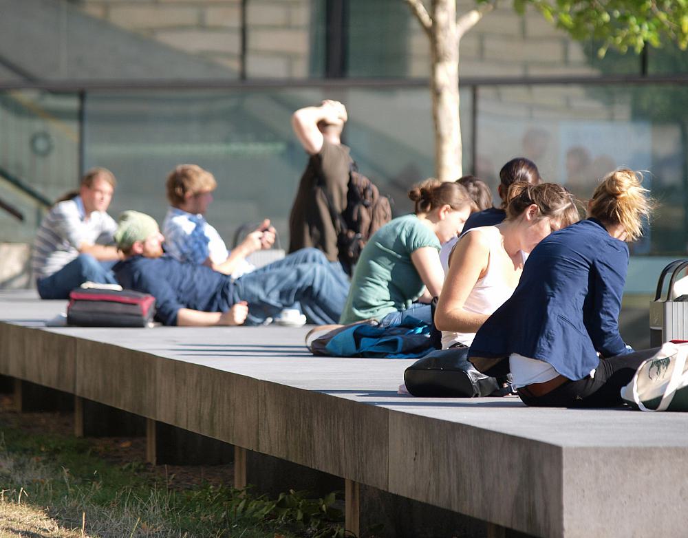 Junge Leute vor einer Universität (Archiv)