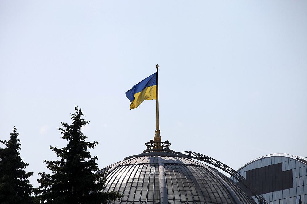 Ukrainische Flagge auf dem Parlament in Kiew (Archiv)