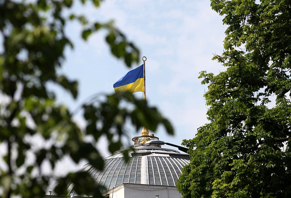 Ukrainische Flagge auf dem Parlament in Kiew (Archiv)