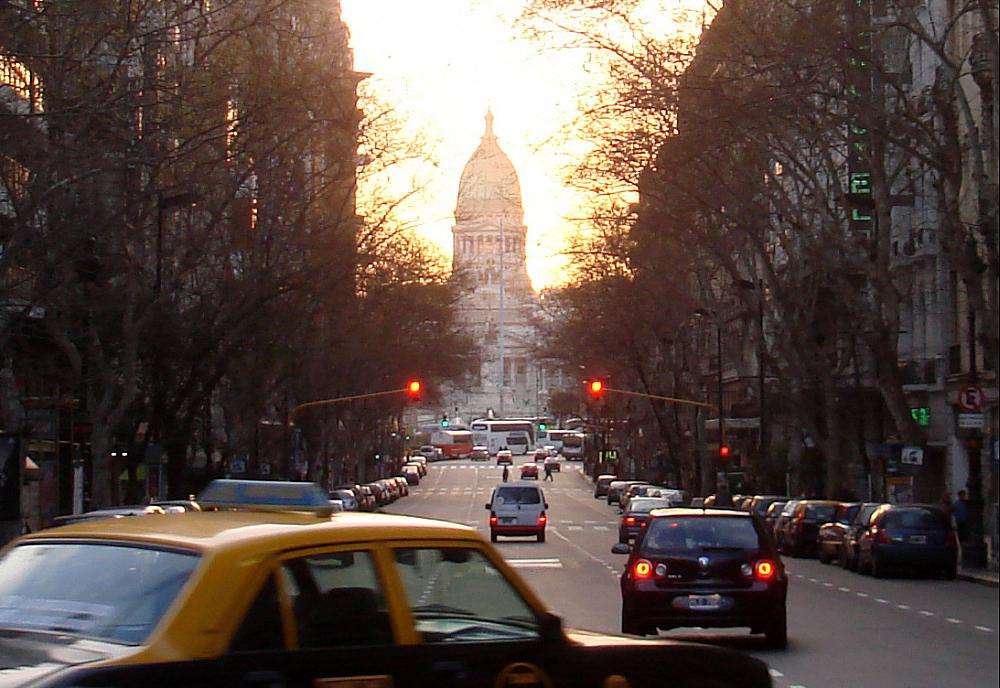 Straßenszene in Buenos Aires vor Argentinischem Nationalkongress (Parlament) (Archiv)
